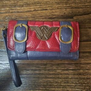 Wounder women wristlet